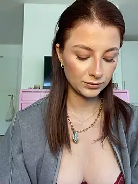 Mia-Minou online show from April 21, 2026, 7:59 am