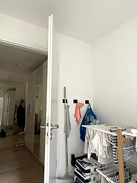 Mia-Minou online show from October 9, 2025, 8:26 am