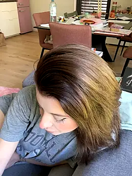 Mia-Minou online show from September 11, 2025, 9:31 am