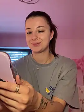 Mia-Minou online show from September 14, 2025, 11:10 am