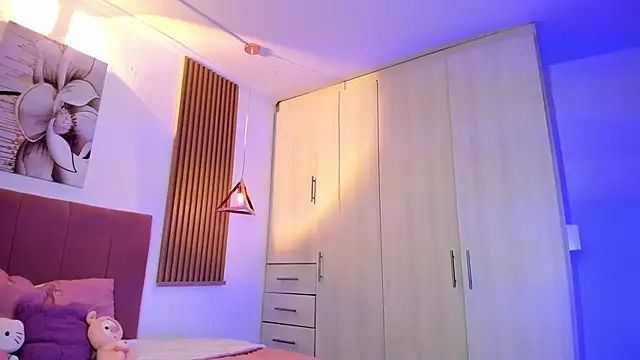 mia nevaeh online show from December 16, 2025, 8:24 pm