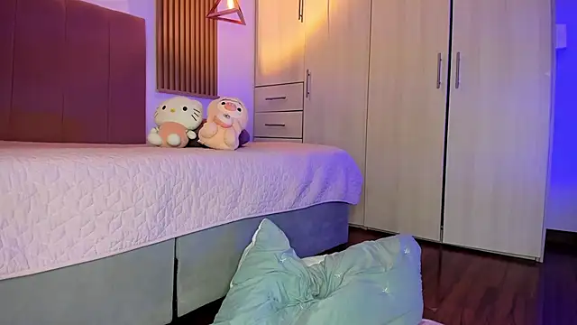 mia nevaeh online show from November 20, 2025, 8:42 pm