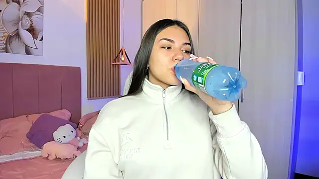 mia nevaeh online show from October 23, 2025, 8:18 pm