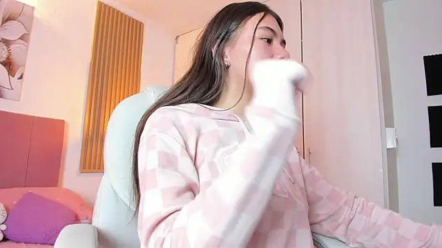 mia nevaeh online show from March 10, 2025, 9:18 pm