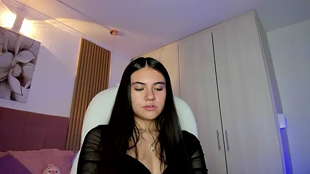 mia nevaeh online show from April 13, 2026, 8:13 pm