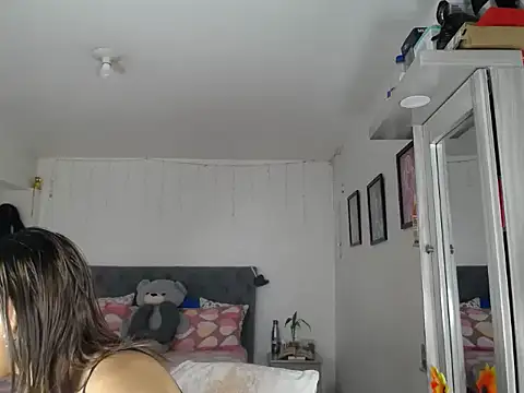 Corina hot online show from September 24, 2025, 8:37 pm