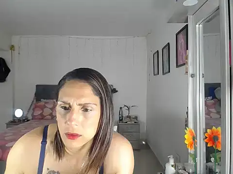 Corina hot online show from October 3, 2025, 8:32 pm