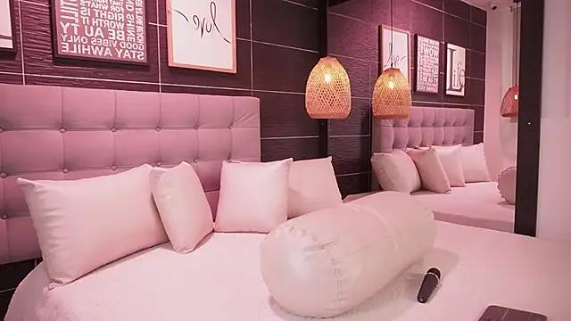 Bella TS  online show from November 28, 2025, 9:48 pm