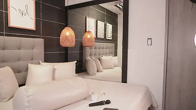 Bella TS  online show from October 3, 2025, 10:22 pm