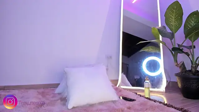 Snapshot of tinymoon- chatting on March 13, 2025, 2:27 am tinymoon- online show from March 13, 2025, 2:27 am