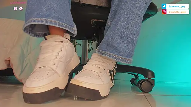 charlotte  grey online show from October 27, 2025, 8:21 pm