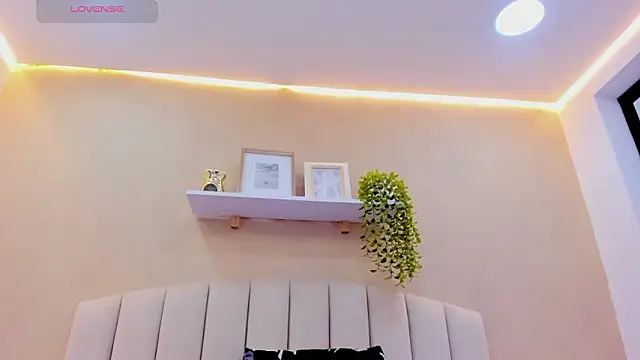 Mia thompson 19 online show from February 16, 2026, 7:01 pm