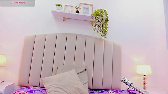 Mia thompson 19 online show from September 10, 2025, 8:08 pm