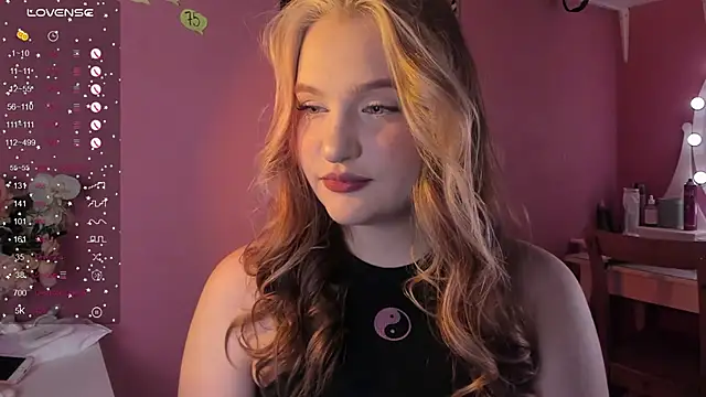 CarolineLovers online show from November 25, 2025, 7:47 pm