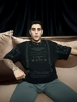 Snapshot of arenn1997 chatting on October 11, 2025, 12:33 am arenn1997 online show from October 11, 2025, 12:33 am