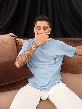 Snapshot of arenn1997 chatting on October 15, 2025, 12:02 pm arenn1997 online show from October 15, 2025, 12:02 pm