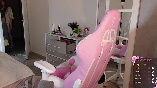 cinnabon girls online show from December 23, 2025, 3:28 am