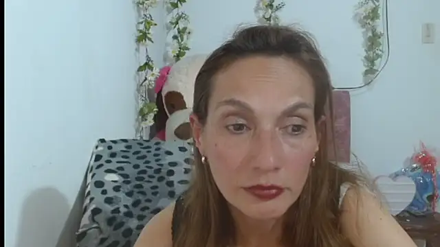 italagomez  online show from September 25, 2025, 10:38 pm