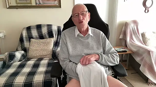 Snapshot of cutaboverest chatting on June 7, 2026, 3:06 pm cutaboverest online show from June 7, 2026, 3:06 pm
