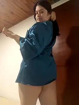 Stephania 18 online show from September 18, 2025, 10:13 pm