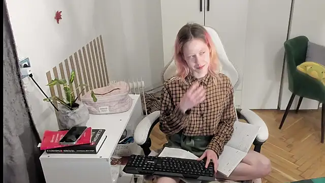 Snapshot of Silly__Milly chatting on May 27, 2026, 1:57 am Silly Milly online show from May 27, 2026, 1:57 am