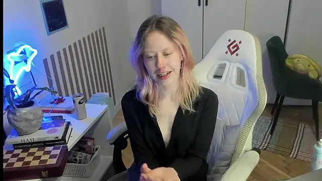 Snapshot of Silly__Milly chatting on June 5, 2026, 6:52 am Silly Milly online show from June 5, 2026, 6:52 am