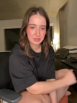 nerdynina online show from November 13, 2025, 1:31 am