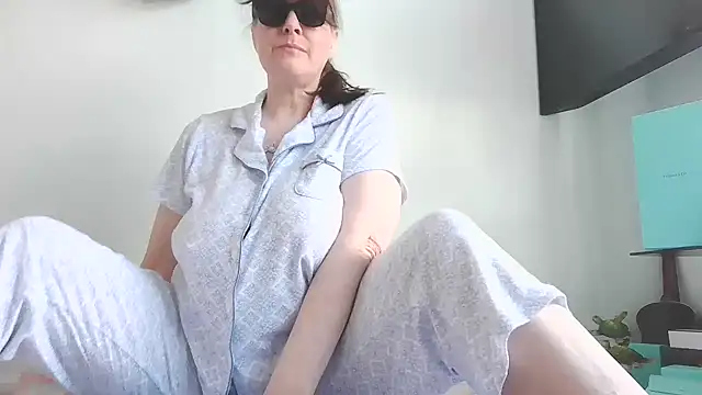 BlueEyezIrish online show from October 27, 2025, 7:48 pm