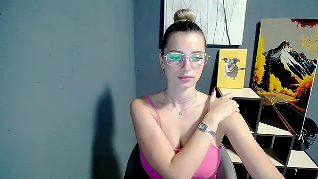 lady olivia  online show from June 24, 2026, 12:37 pm