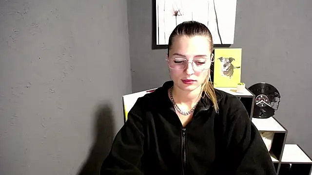 lady olivia  online show from September 23, 2025, 2:57 pm