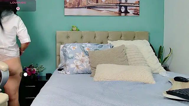 yanella fire online show from October 4, 2025, 6:59 am