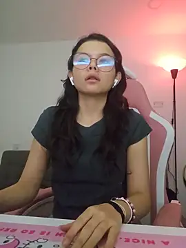 azumiichan online show from May 27, 2026, 1:04 am