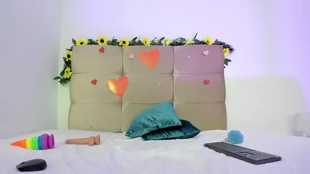 emilie paris online show from February 11, 2025, 8:42 pm