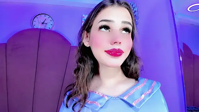 ValeriaAguilar online show from September 18, 2025, 9:07 pm