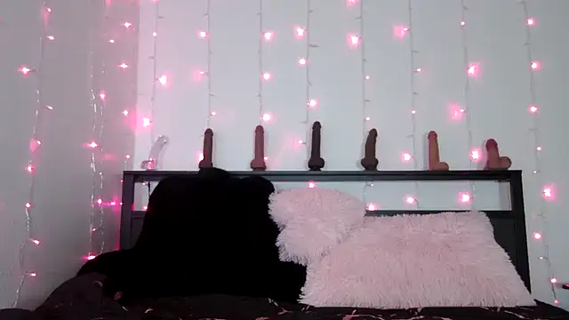 QueenLolaX online show from July 6, 2026, 7:04 am