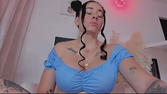 msschloee  online show from June 1, 2026, 7:24 pm