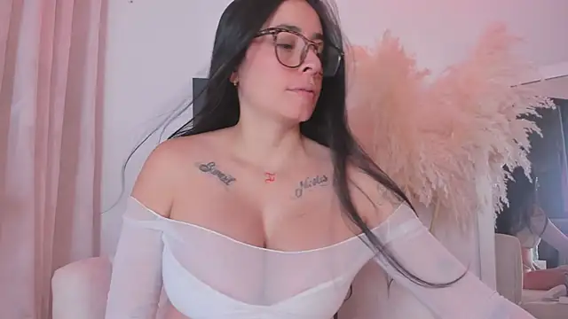 Snapshot of msschloee_ chatting on June 17, 2026, 6:51 pm msschloee online show from June 17, 2026, 6:51 pm