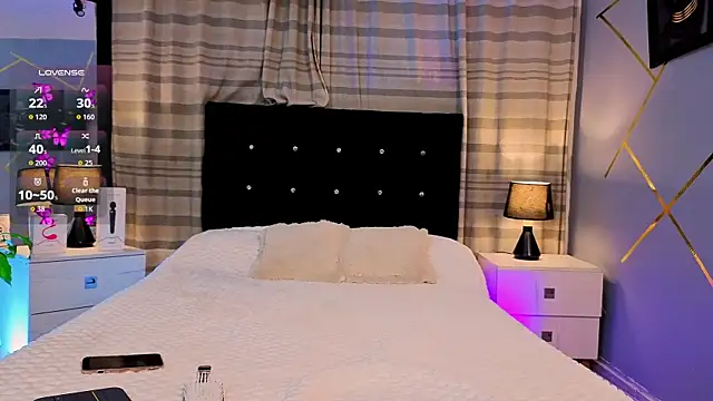 Megan Do Santos online show from November 15, 2025, 8:57 pm