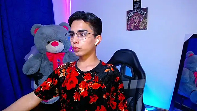 Snapshot of OwenBluee chatting on June 15, 2026, 6:13 am OwenBluee online show from June 15, 2026, 6:13 am