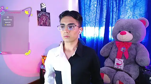 Snapshot of OwenBluee chatting on July 13, 2026, 4:28 pm OwenBluee online show from July 13, 2026, 4:28 pm