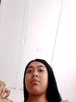 SweetLatiin  online show from March 22, 2025, 2:47 pm