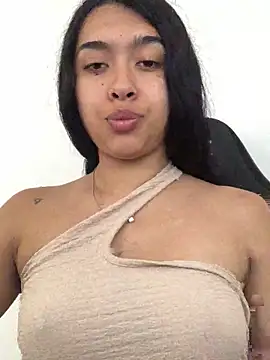 SweetLatiin  online show from October 5, 2025, 6:53 pm