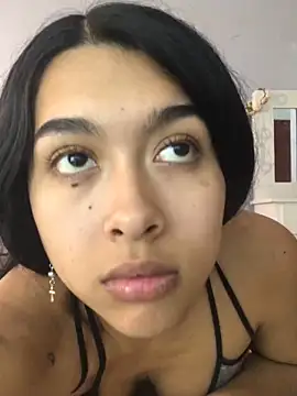 SweetLatiin  online show from March 15, 2025, 10:00 pm