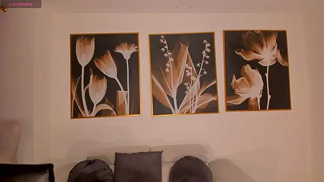 ArianaDumont online show from March 22, 2026, 11:12 am