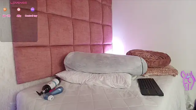 mariablonde  online show from March 12, 2025, 11:12 pm