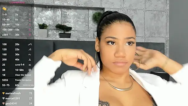 Salome Diaz  online show from February 27, 2025, 1:28 pm