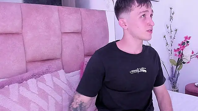 Snapshot of Dylanwhite23_ chatting on February 25, 2025, 5:41 am Dylanwhite23 online show from February 25, 2025, 5:41 am