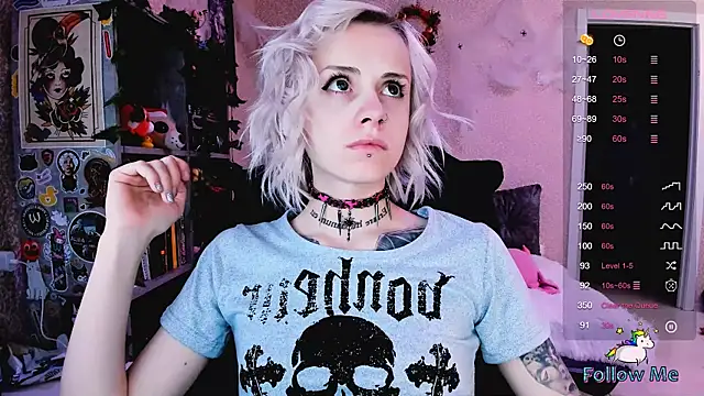 NaniMoore online show from October 10, 2025, 8:42 pm