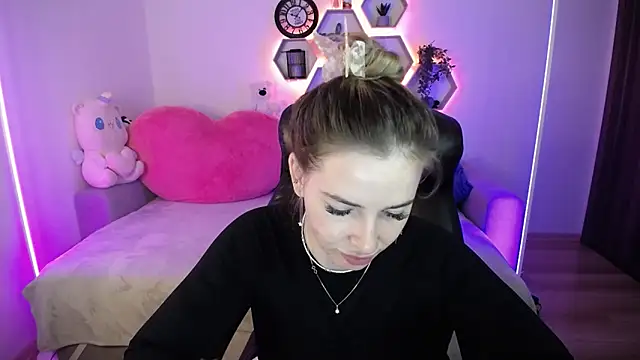 SabrinViolet online show from April 3, 2026, 8:10 am