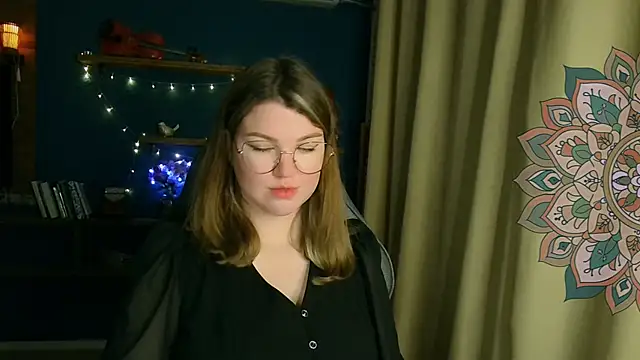 VioletteWay online show from November 3, 2025, 4:43 pm